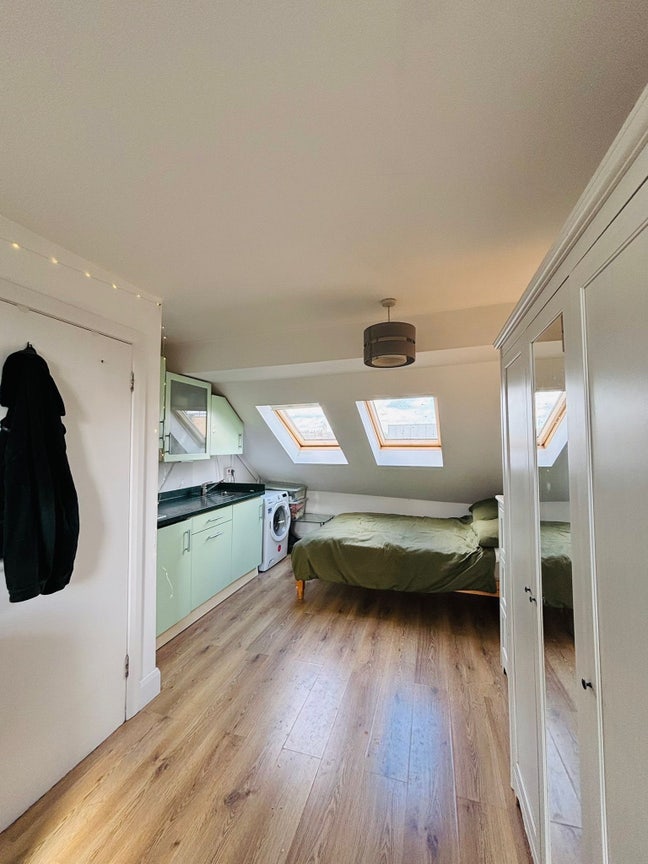 Bright spacious studio room  Main Photo