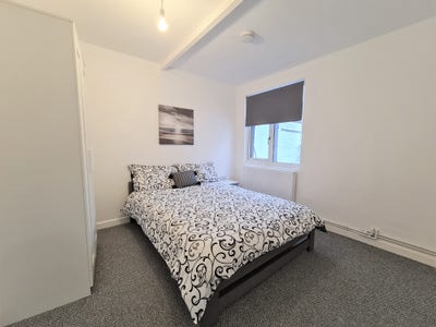 Quiet newly decorated double room on High Street Main Photo