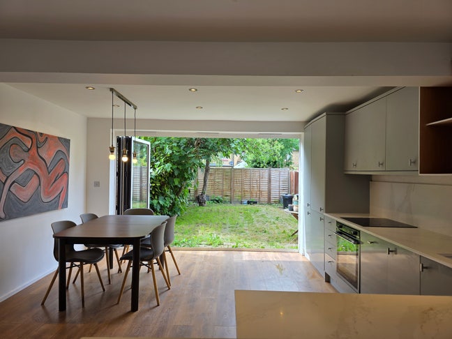 Entire house openplan + parking + garden - 2/3 bed Main Photo