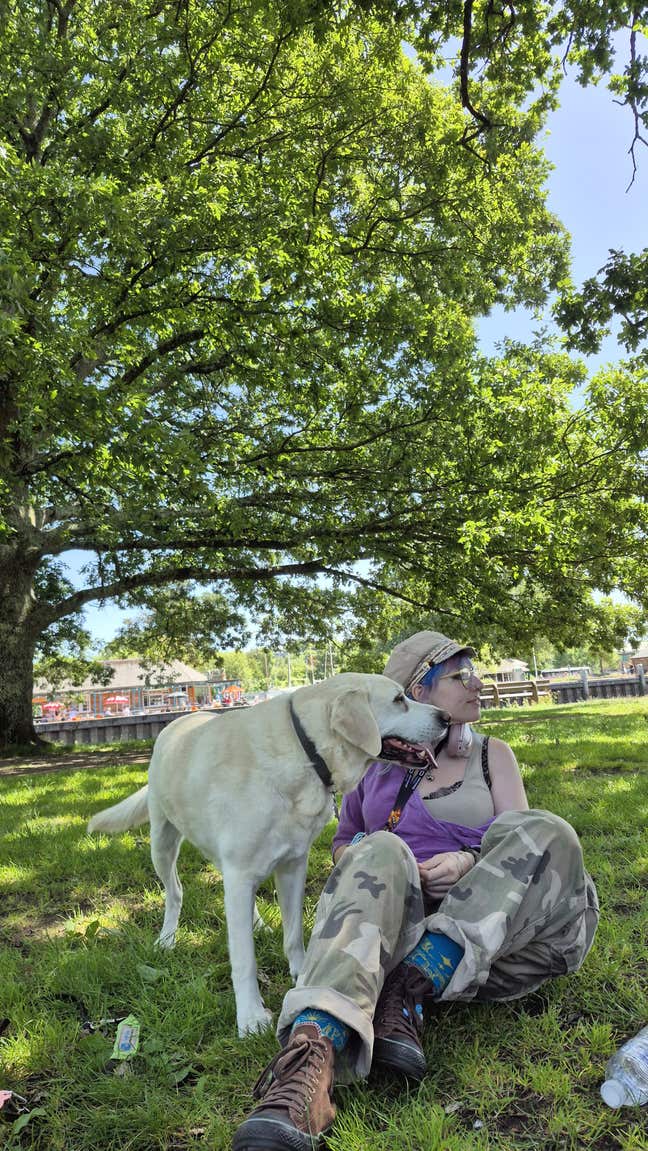 Enby and Ex guide dog seeking double room + patio/ Main Photo