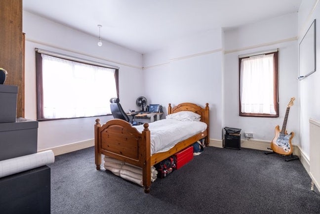 Spacious room available  Main Photo