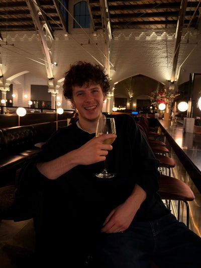 Professional Actor (23) looking for a double room Main Photo