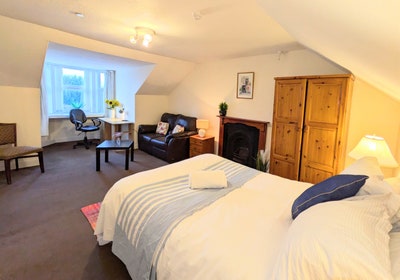 Ensuite rooms for peaceful adults in ex-hotel Main Photo