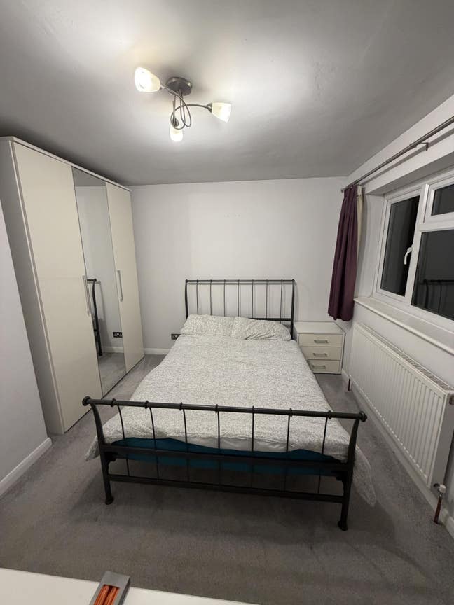 Double Bedroom in spacious 3 bed house Main Photo