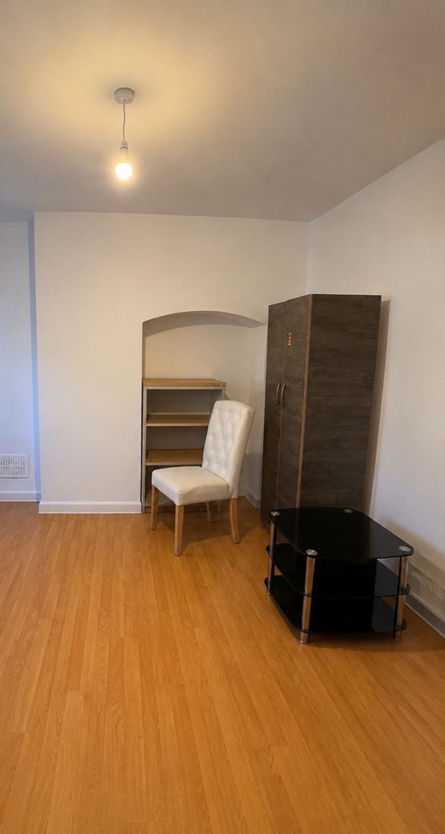 Private Huge Double Room Available For 1 Person  Main Photo