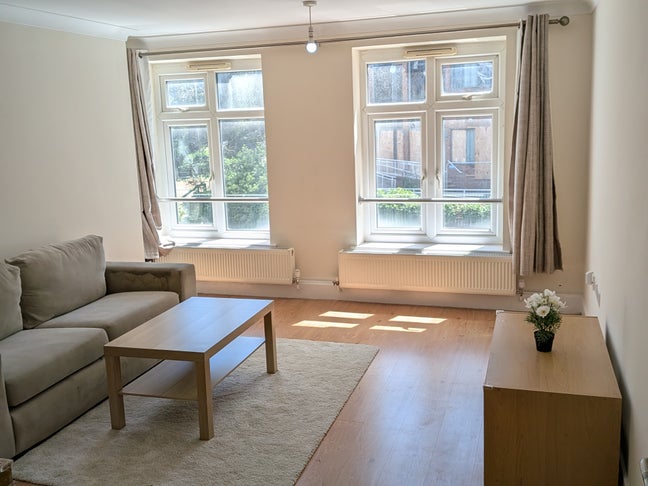 2 Bed Flat near Woking Station with Car Parking Main Photo