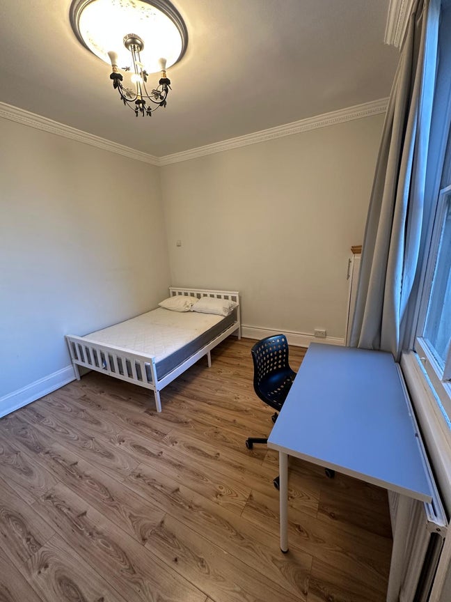Large double bedroom to rent in Kensington W8 Main Photo