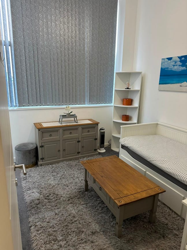 1 double bedroom for rent. Great location for the  Main Photo