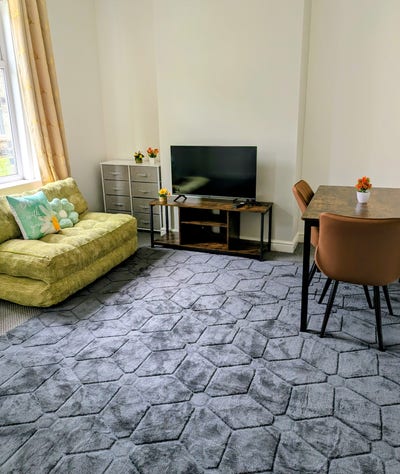 Bright furnished room - Clean & Quiet Household Main Photo