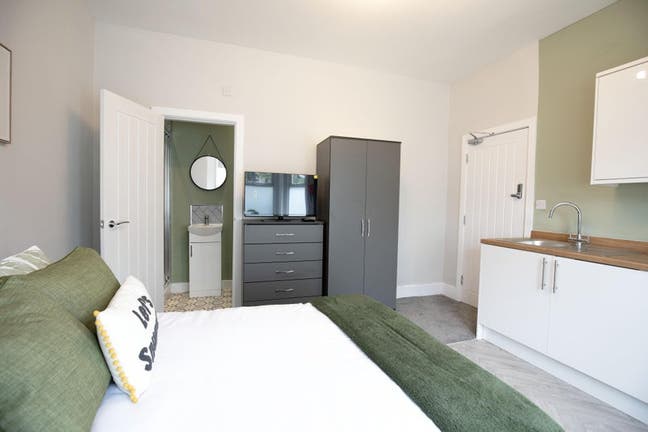 8 minutes walk from train station! Studio availabl Main Photo