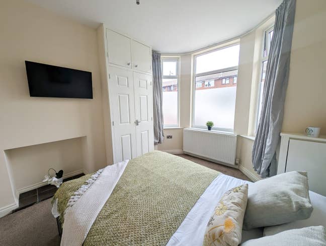 Ensuite/Nr Royal Stoke Hosp/TV/On street parking Main Photo