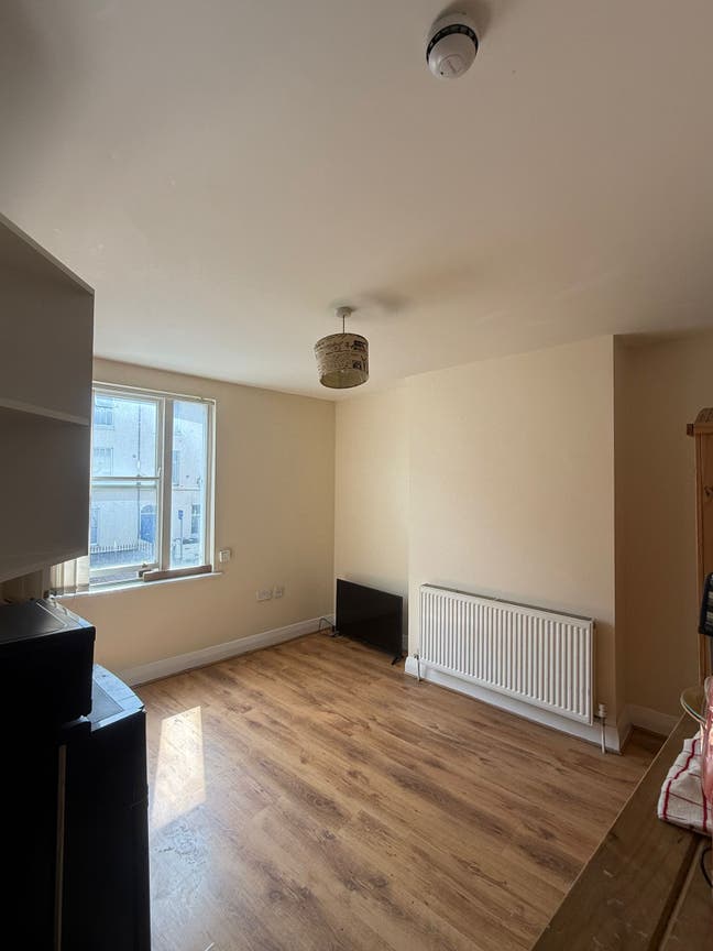 Bedsit with ensuite and kitchenette  Main Photo