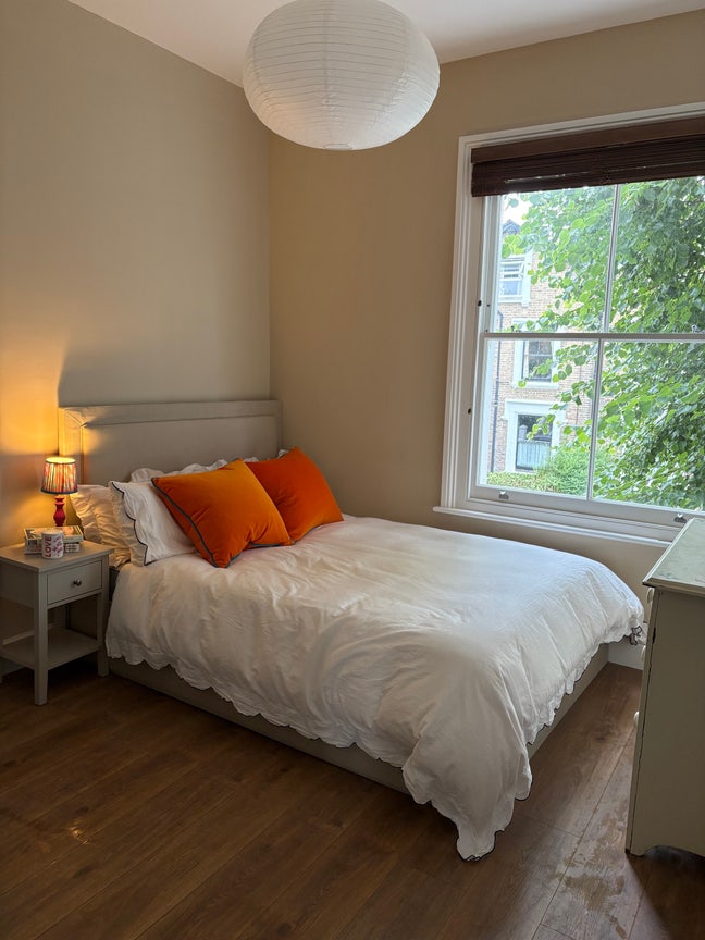Bright Spare room Goldhawk Road Main Photo