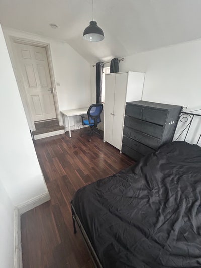  Spacious rooms, 15 mins walk from Romford station Main Photo