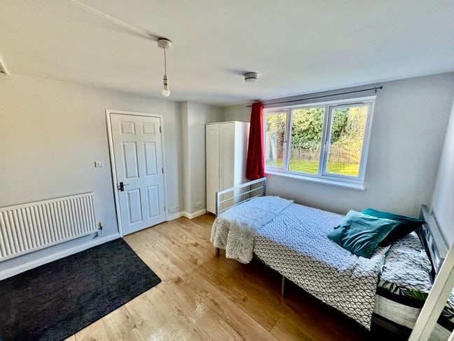 Spacious En-suite RoomProfessional House & Parking Main Photo