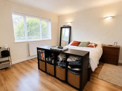 Large Double Room Guildford Main Photo