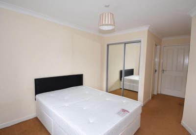 Large sunny double room with ensuite bathroom Main Photo