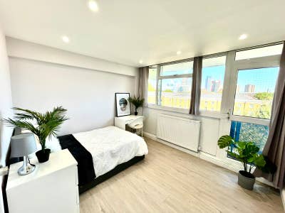 3 Renovated Rooms with views near London Bridge Main Photo