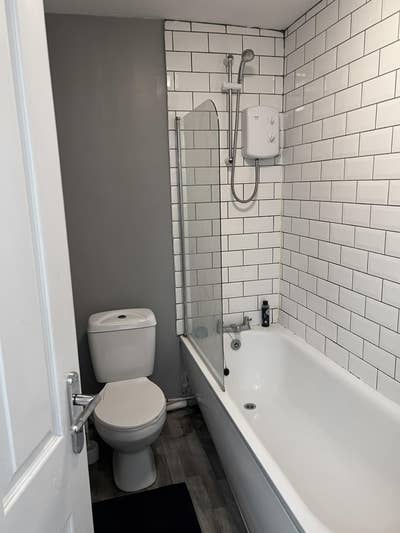***Beautiful room available at a good area**** Main Photo