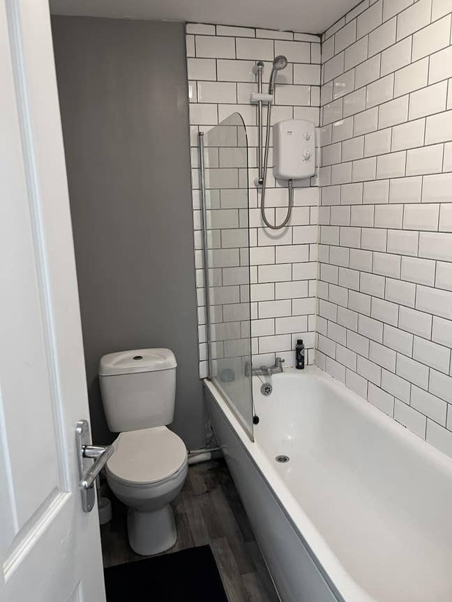 ***Beautiful room available at a good area**** Main Photo