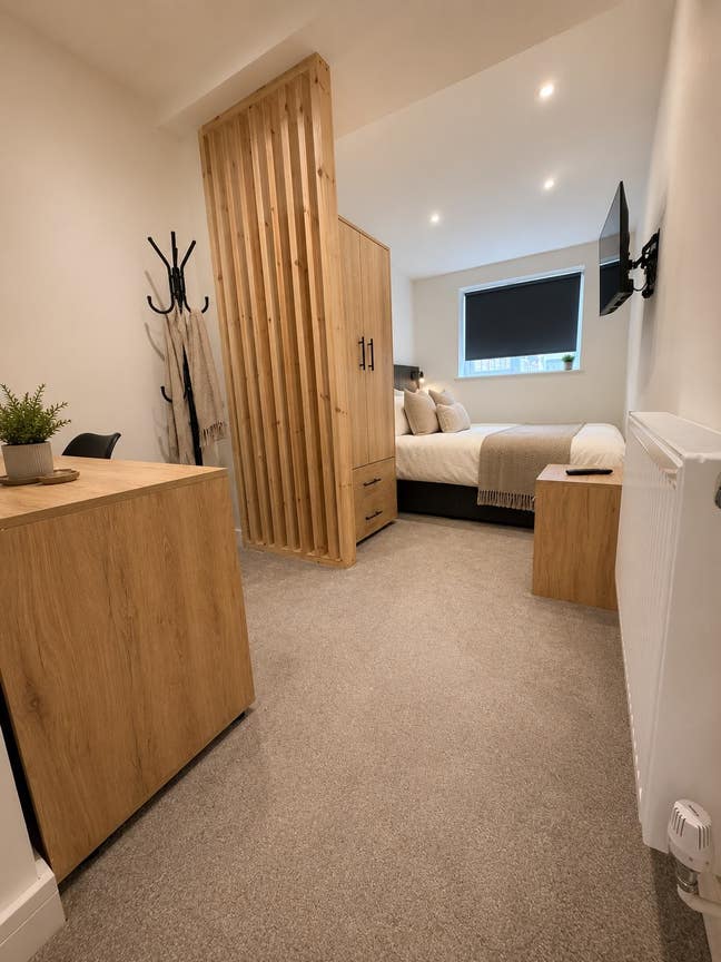 En-Suite Room with Private Workspace & TV✨ Main Photo