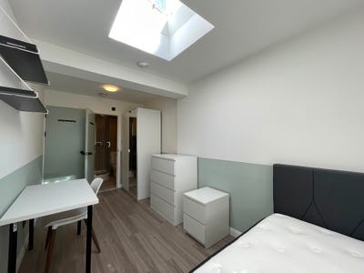 Refurbished en-suite, gated & managed-single only Main Photo