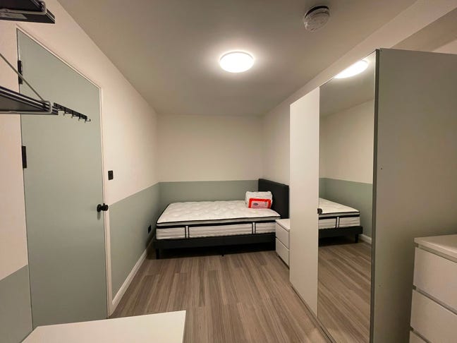 Refurbished en-suite, gated & managed-single only Main Photo