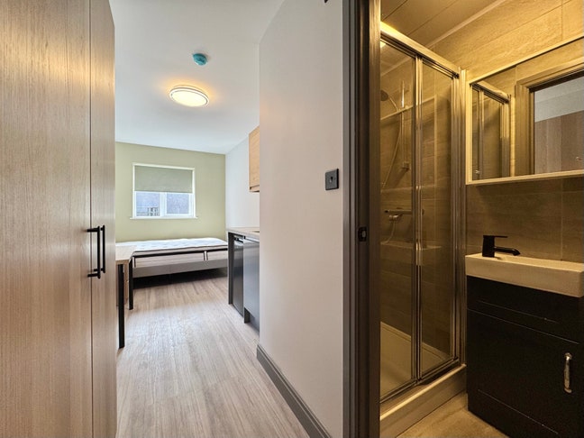 Rooms in newlyrefurbished house SW19 Main Photo
