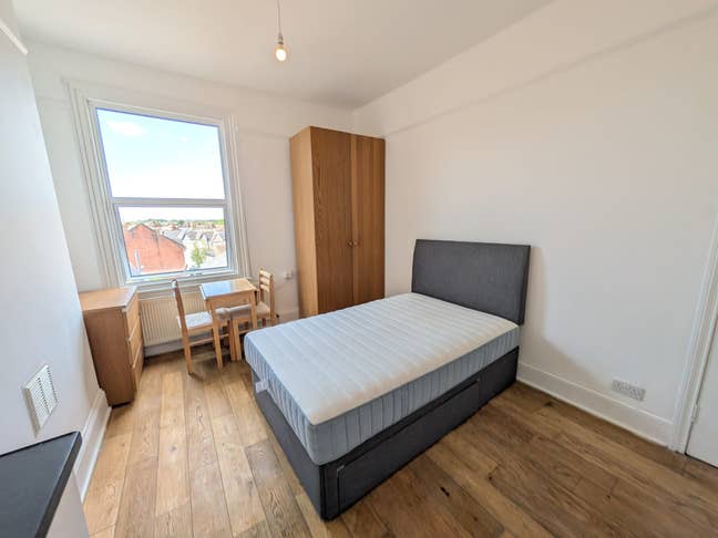 Studio flat to rent on Cricklewood Broadway.  Main Photo
