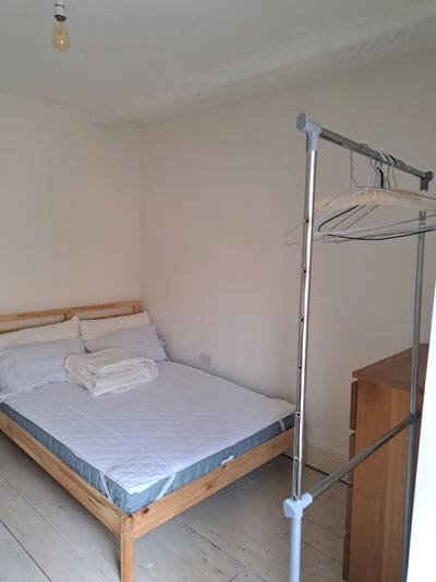 Double bedroom on Crediton High Street Main Photo