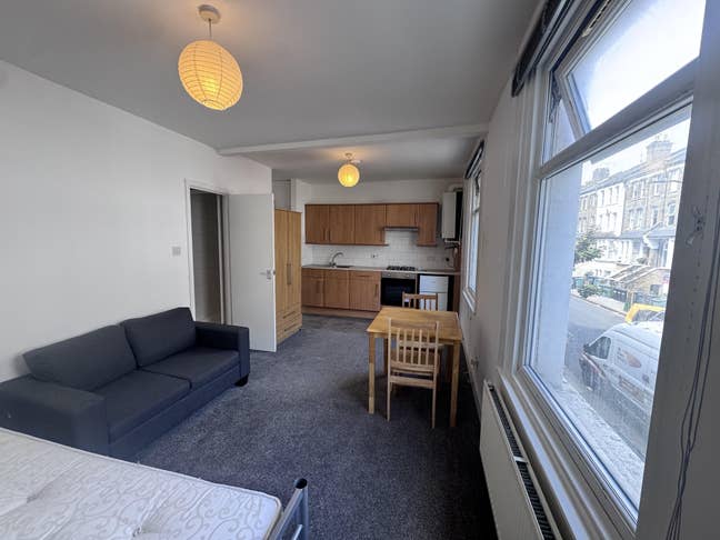 Spacious studio flat - Kilburn Main Photo