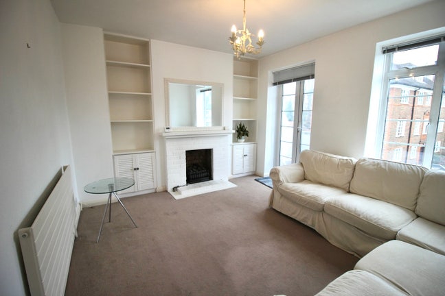 2 Bed Flat, Limes Gardens SW18 Main Photo