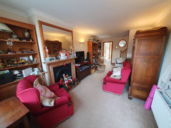 Small 2 bed house in quiet street Main Photo