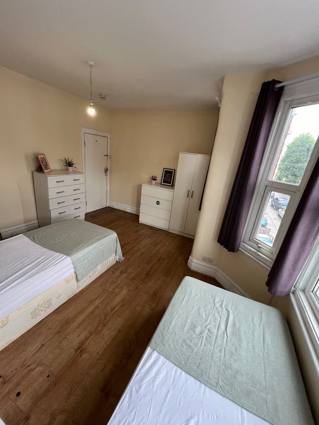 * Spacious Double Room walking to Dollis Hill  Main Photo