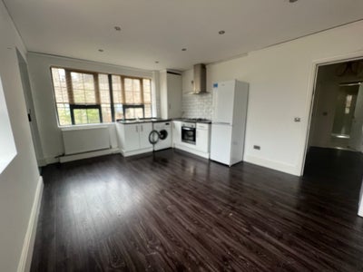 Modern 1 Bedroom Apartment, Close to Station!  Main Photo