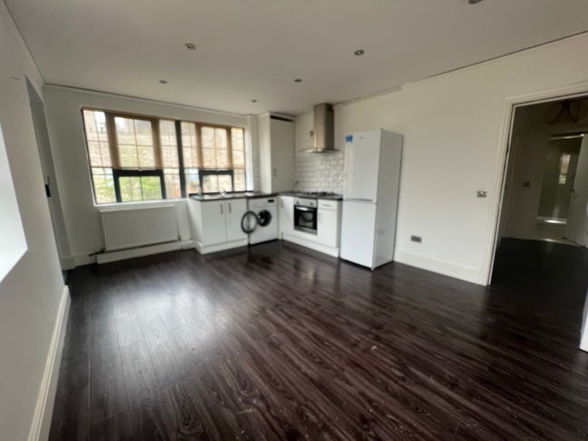 Modern 1 Bedroom Apartment, Close to Station!  Main Photo