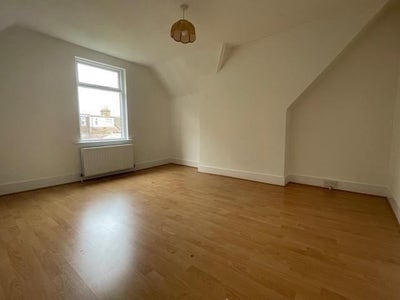 Spacious flatshare - Bromley North Main Photo