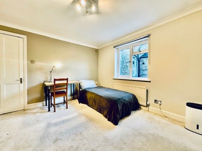 Ensuite | 6 min Kingston Station | Couples OK Main Photo