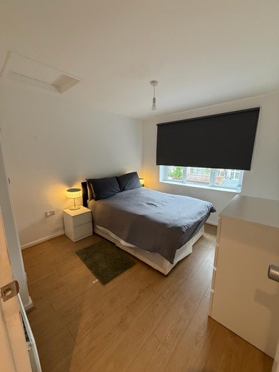 2 Amazing Spacious room in E14 Main Photo