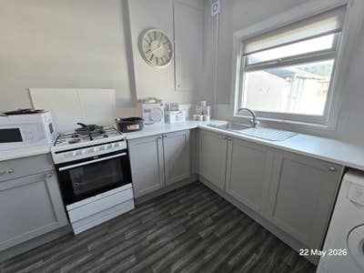 A spacious newly refurbished double bedroom  Main Photo