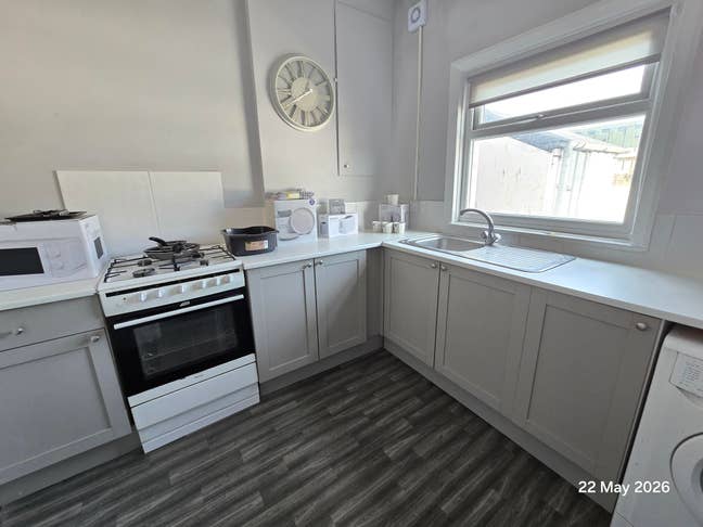 A spacious newly refurbished double bedroom  Main Photo