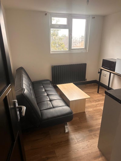 Available Now En Suite and Kitchenette  Main Photo