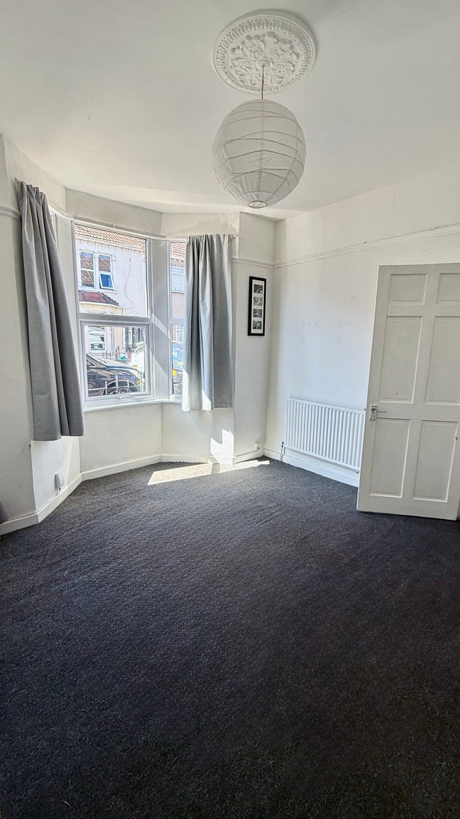A bright and comfortable double room, bills includ Main Photo