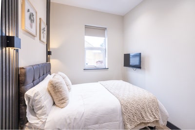 🚆Station Doorstep | Ensuite & Kitchenettes Main Photo