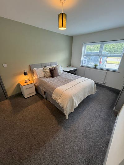 Spacious & Stylish Double Room Available Main Photo