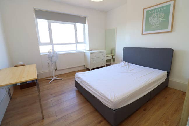Walking Distance from White City and Westfield  Main Photo