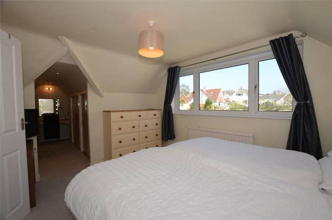 Large Double Room with Dressing Room – Bills Inc Main Photo