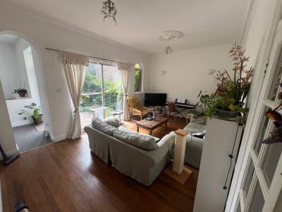 Shortlet_ Split level ensuite room in Zone 2 house Main Photo