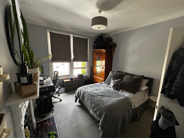 Spacious double room in PG Main Photo