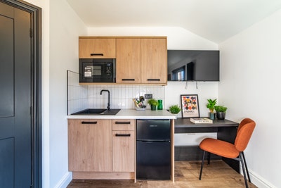🔥 Large Studio W/ Ensuite 🔥 Best Location Main Photo